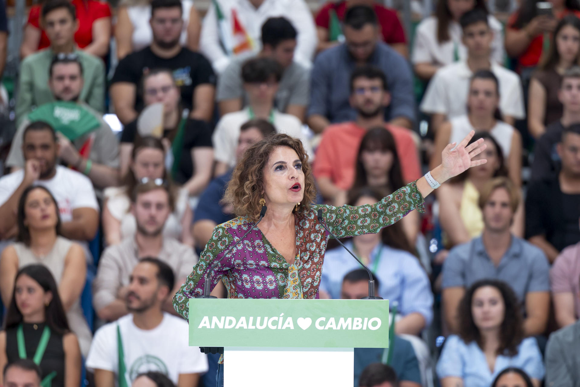 La secretaria general del PSOE-A y candidata socialista a la Junta de Andalucía, María Jesús Montero, asiste a un acto del partido socialista con militantes. EFE/Daniel Pérez