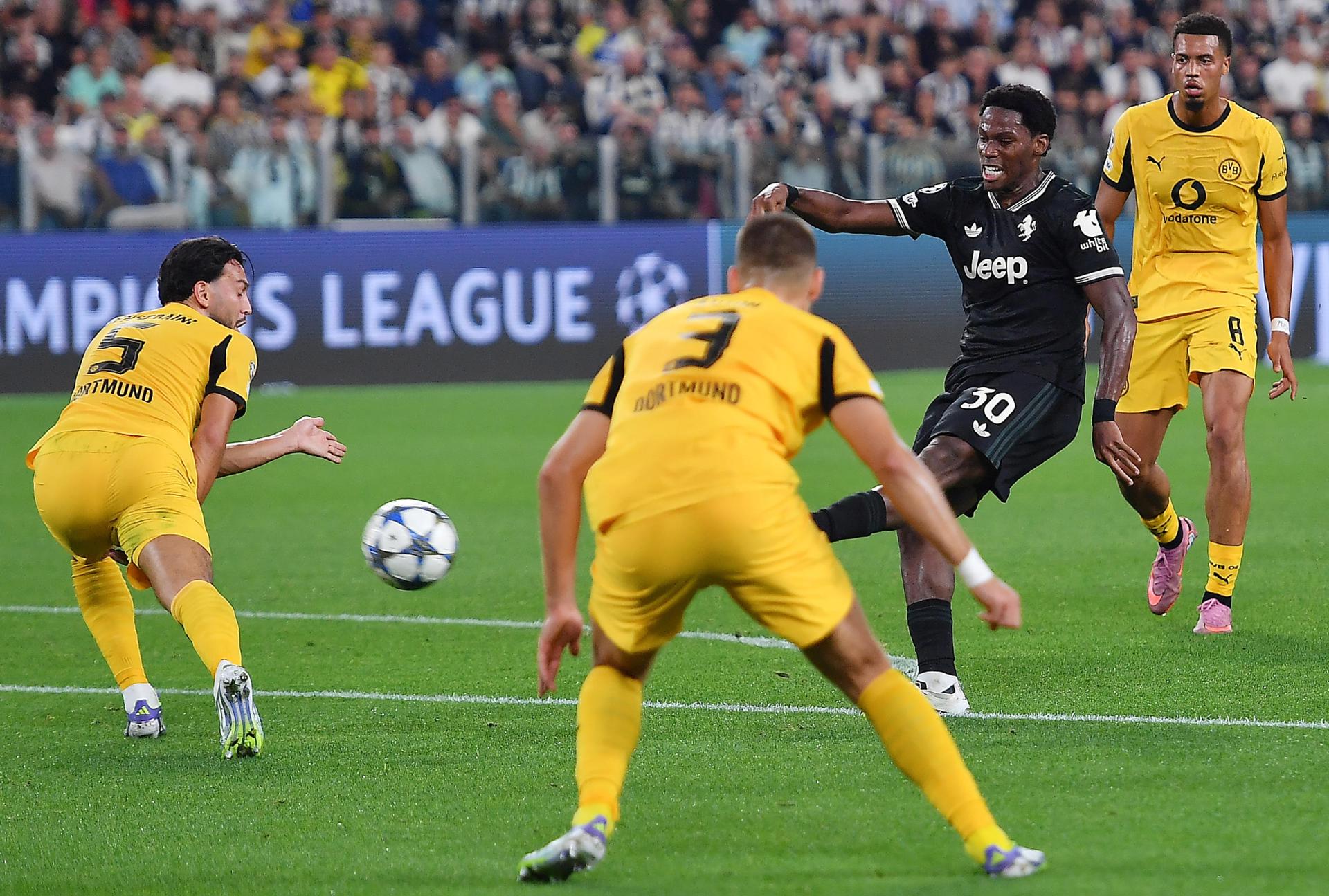 El jugador del Juventus Jonathan David (c) en acción durante el partido de la fase de liga de la UEFA Champions League que han jugado Juventus FC y Borussia Dortmund en Turin EFE/EPA/Alessandro Di Marco