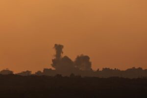Humo tras un ataque aéreo israelí en las afueras de la Ciudad de Gaza, tal como se ve desde una ubicación no revelada en el lado israelí de la frontera, el 15 de septiembre de 2025. EFE/EPA/ATEF SAFADI