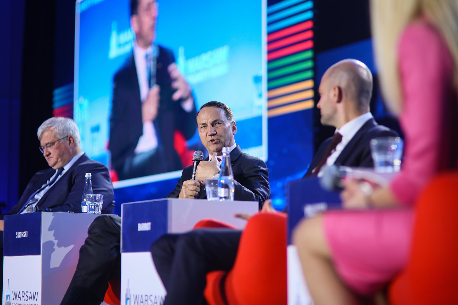 De izquierda a derecha, el ministro ucraniano de Exteriores, Andrii Sybiha, y sus homólogos de Polonia, Radoslaw Sikorski, y Francia, Jean-Noel Barrot, durante el debate inaugural del Foro de Seguridad de Varsovia. EFE/EPA/Leszek Szymanski