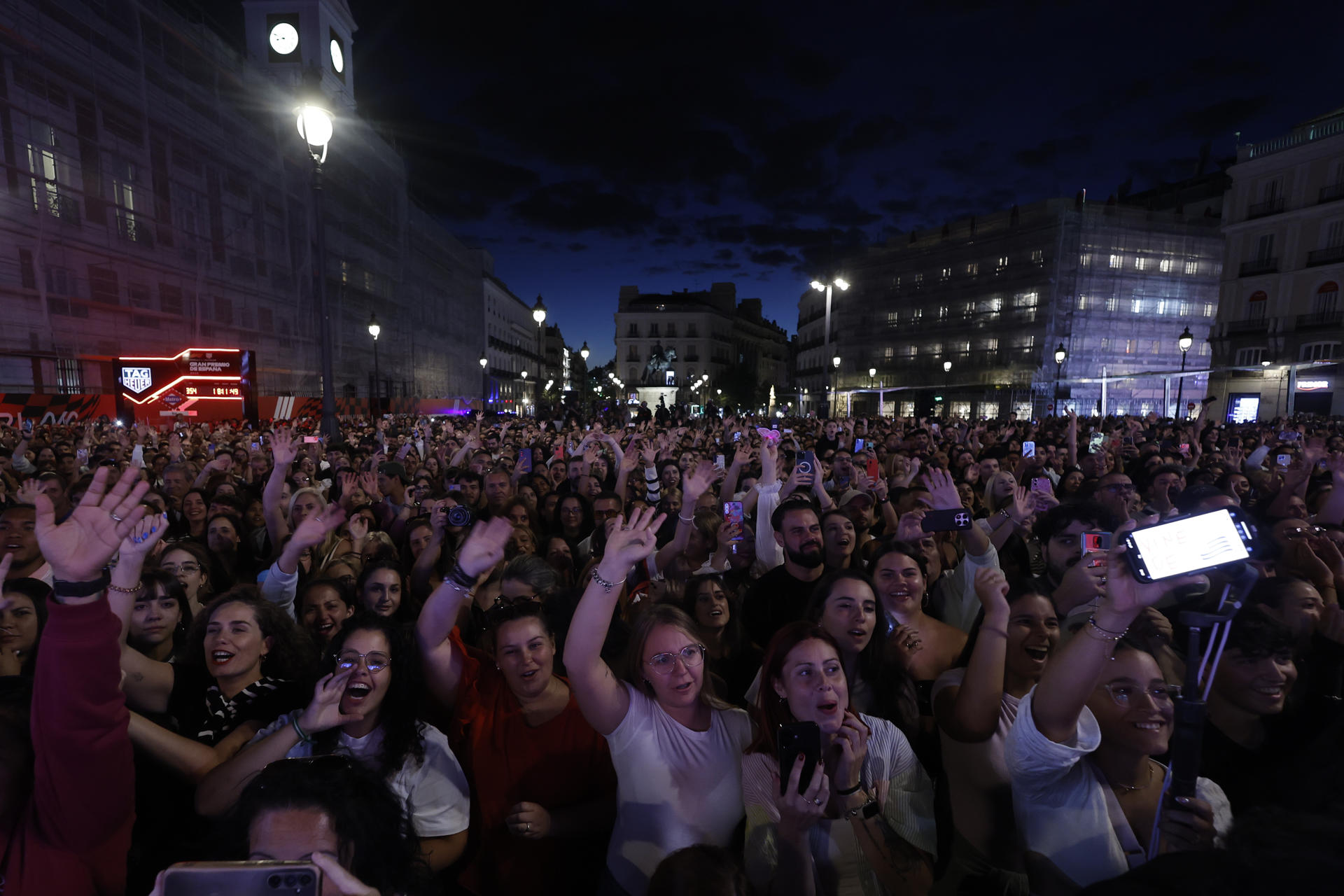 Asistentes al concierto que el músico y cantante Pablo Alborán ha ofrecido hoy martes en la Puerta del Sol de Madrid presentando su último trabajo ´Km 0´. EFE / Sergio Pérez.
