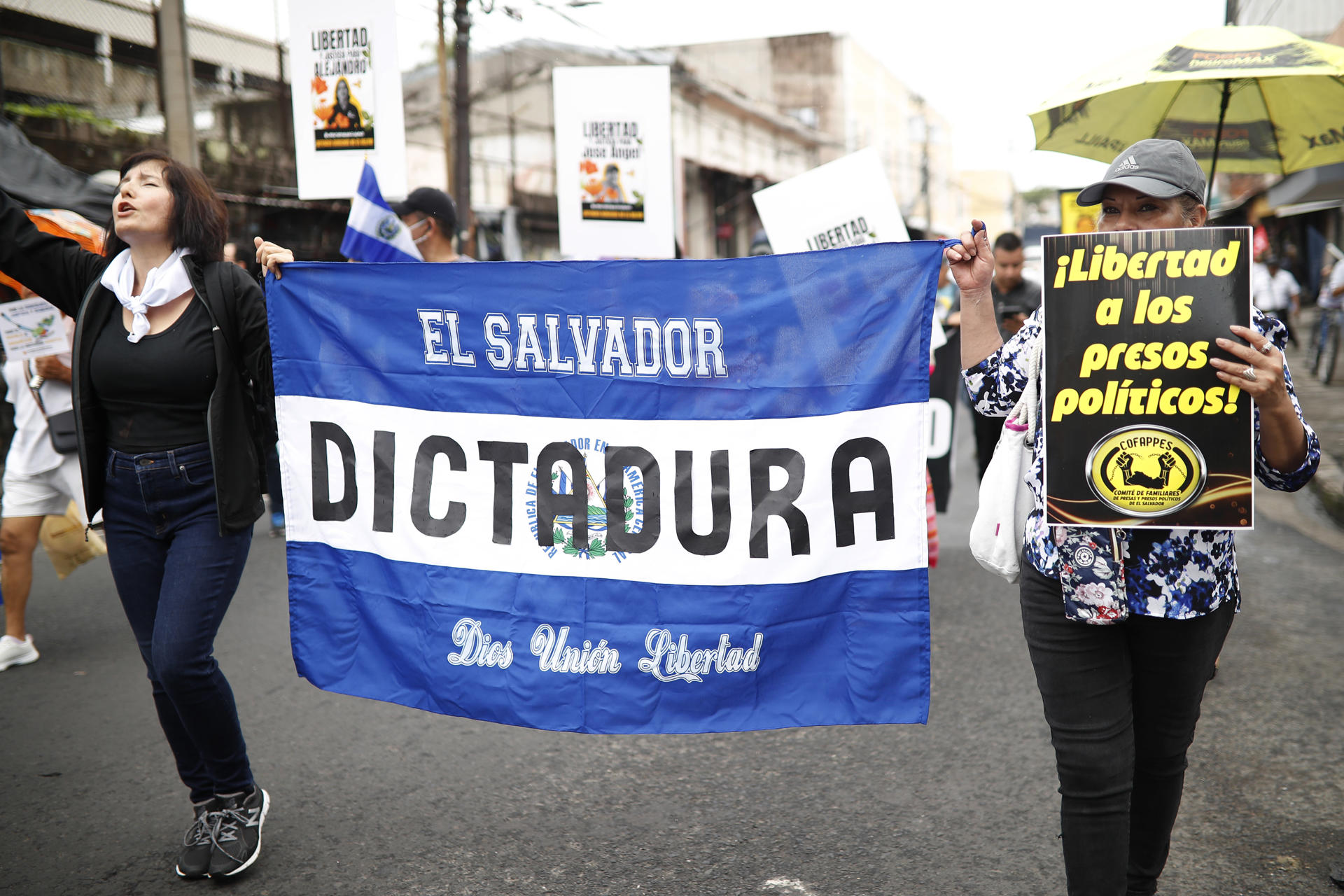 Personas sostienen una bandera de El Salvador durante una manifestación este lunes, en San Salvador (El Salvador). EFE/ Rodrigo Sura
