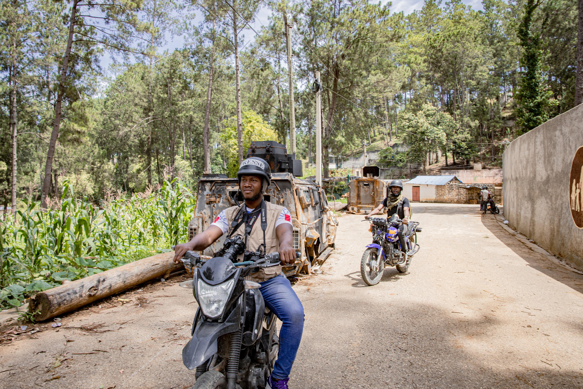 Fotografía que muestra a periodistas recorriendo una zona donde la policía logró expulsar a pandilleros en Puerto Príncipe (Haití). EFE/ Mentor David Lorens