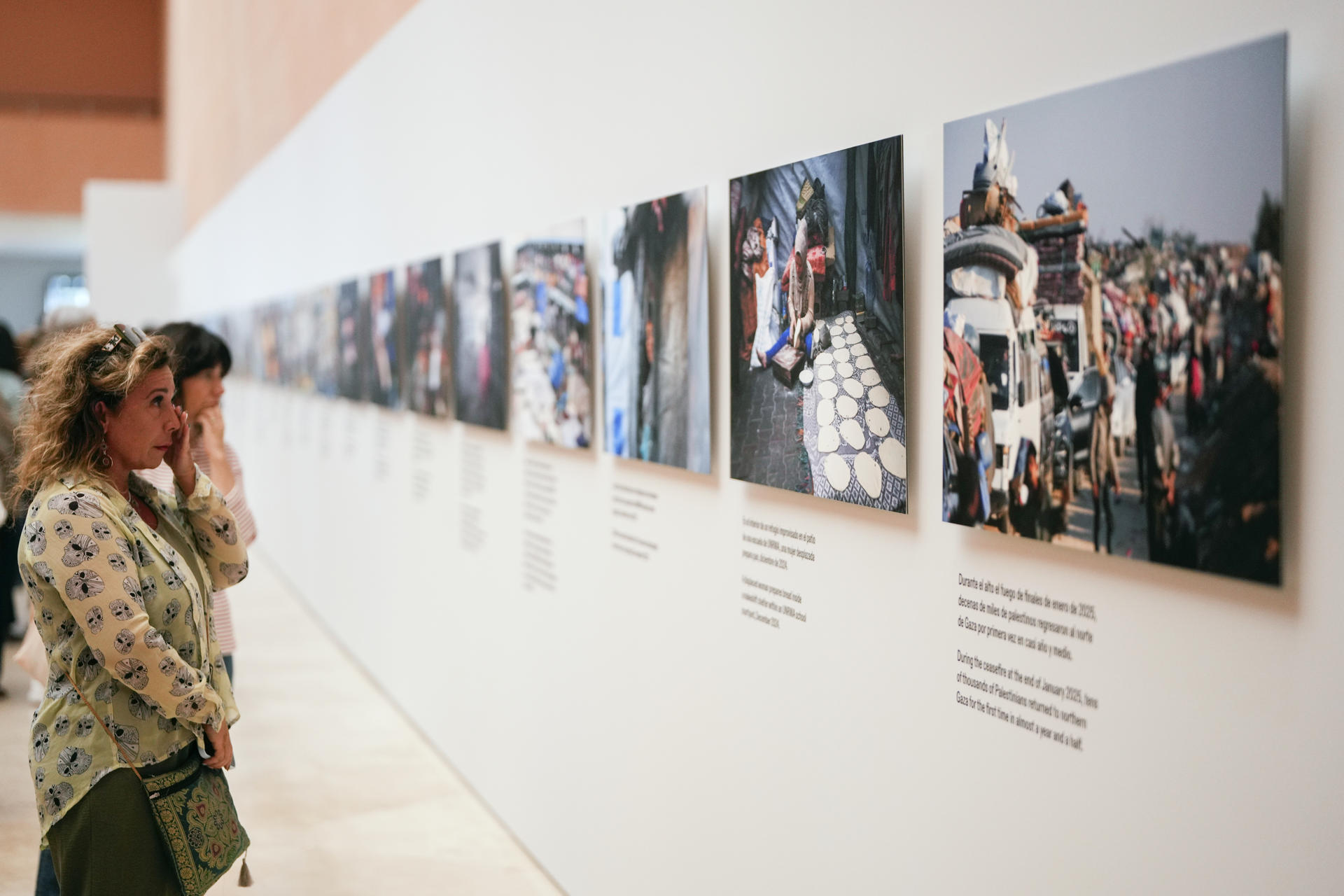 Vista de la exposición 'Gaza a través de sus ojos' organizada por la agencia de la ONU y el departamento de Protección Civil y Ayuda Humanitaria de la Comisión Europea (ECHO) y que reúne 27 fotografías tomadas por fotoperiodistas, este martes, durante su presentación en el Museo Thyssen de Madrid. EFE/ Borja Sánchez-Trillo