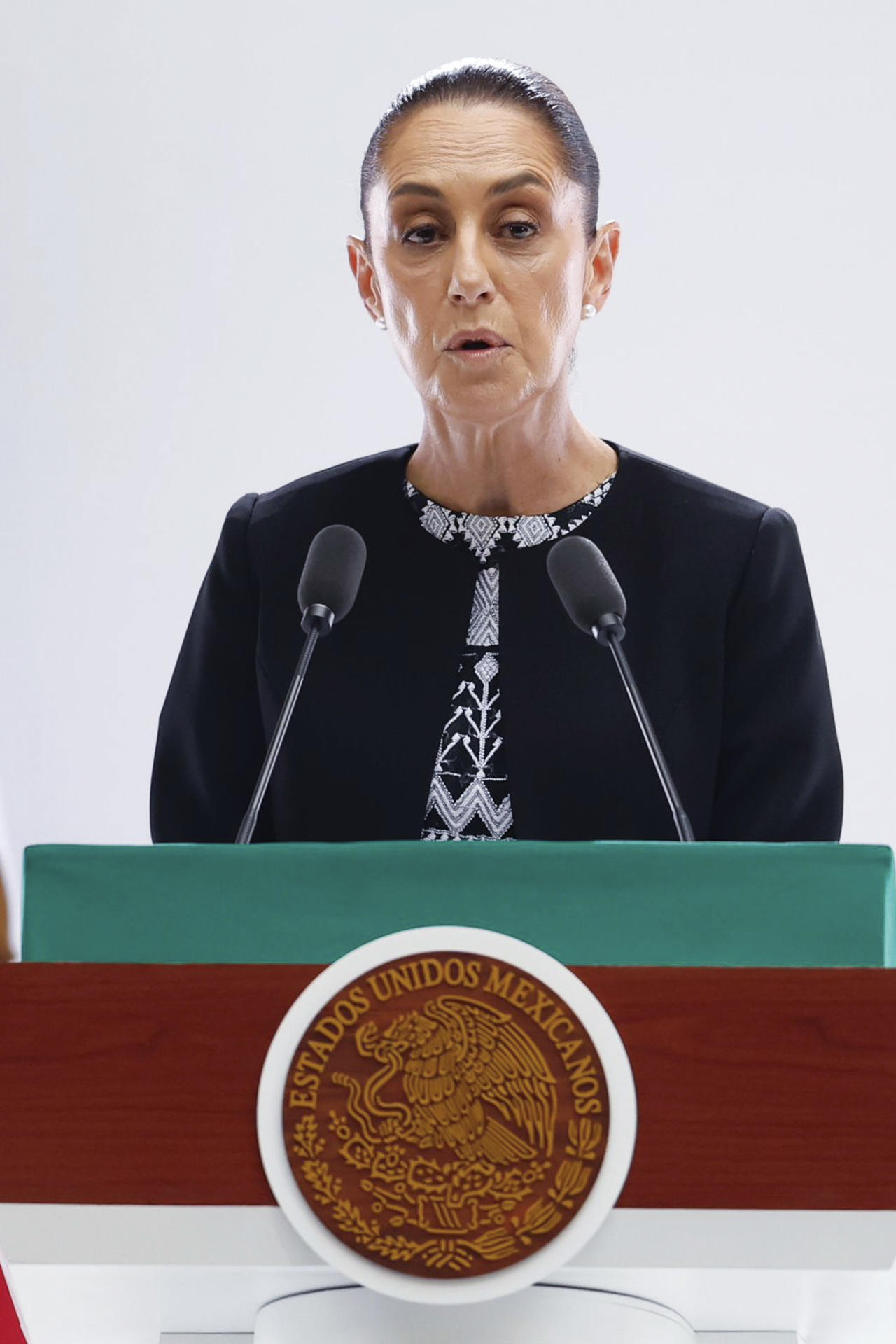 La presidenta de México, Claudia Sheinbaum, habla durante su Primer Informe de Gobierno en el Palacio Nacional este lunes, en Ciudad de México (México). EFE/ Sáshenka Gutiérrez