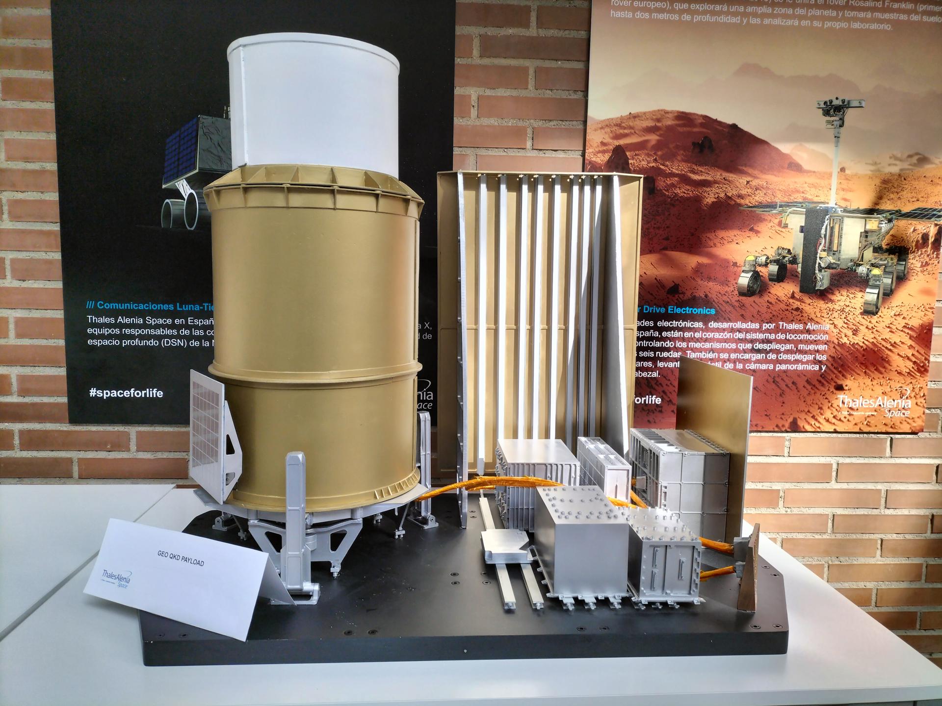 España avanza en el desarrollo -pionero en el ámbito civil en todo el mundo- de una 'muralla' contra las amenazas cuánticas, con la construcción de un satélite que distribuirá desde una órbita geoestacionaria claves imposibles de piratear y que actuará como un escudo que ni los ordenadores cuánticos más potentes serán capaces de atravesar. en la imagen, una maqueta del satélite que se enviará al espacio en 2028. EFE/Raúl Casado