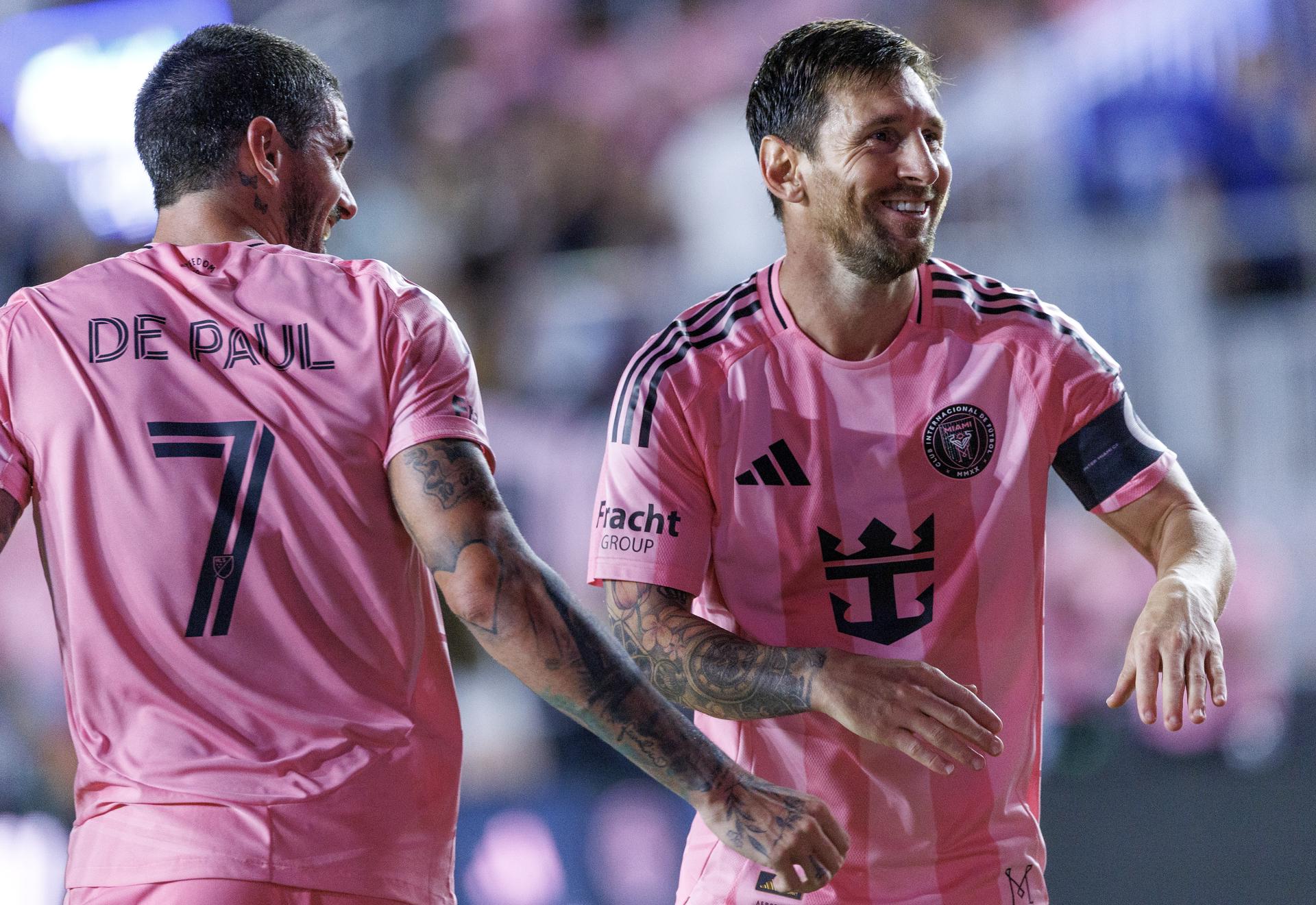 El mediocentro argentino Rodrigo De Paul (de espalda) y su compatriota Lionel Messi celebran este martes el triunfo de Inter Miami por 3-1 sobre Seattle Sounders en Fort Lauderdale (Florida). EFE/EPA/CRISTOBAL HERRERA-ULASHKEVICH
