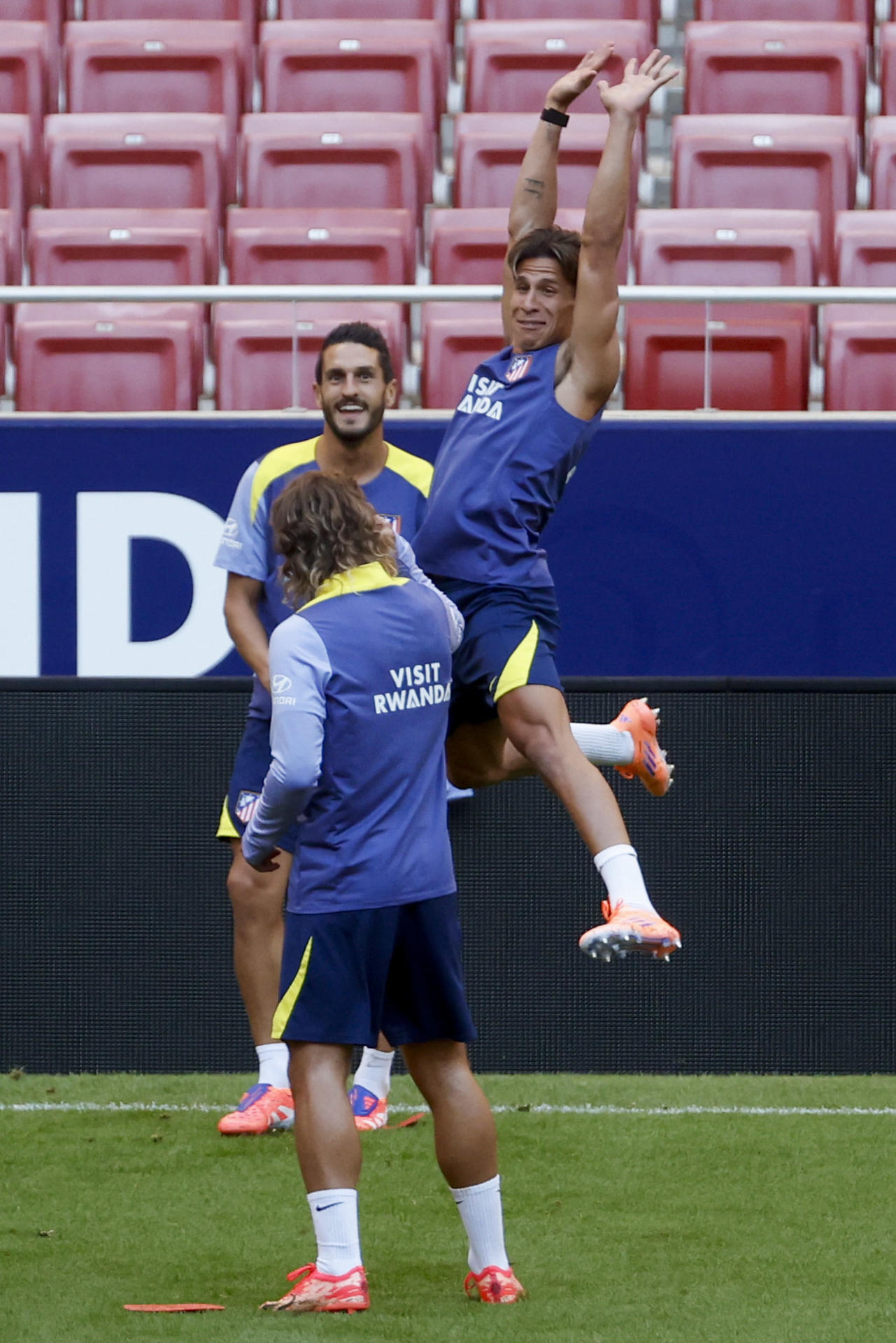Los jugadores del Atlético de Madrid Antoine Griezmann, Koke Resurrección y Giuliano Simeone (i-d), durante el entrenamiento del equipo previo al derbi de mañana frente al Real Madrid, este viernes en el estadio Metropolitano en Madrid.- EFE/Juanjo Martín