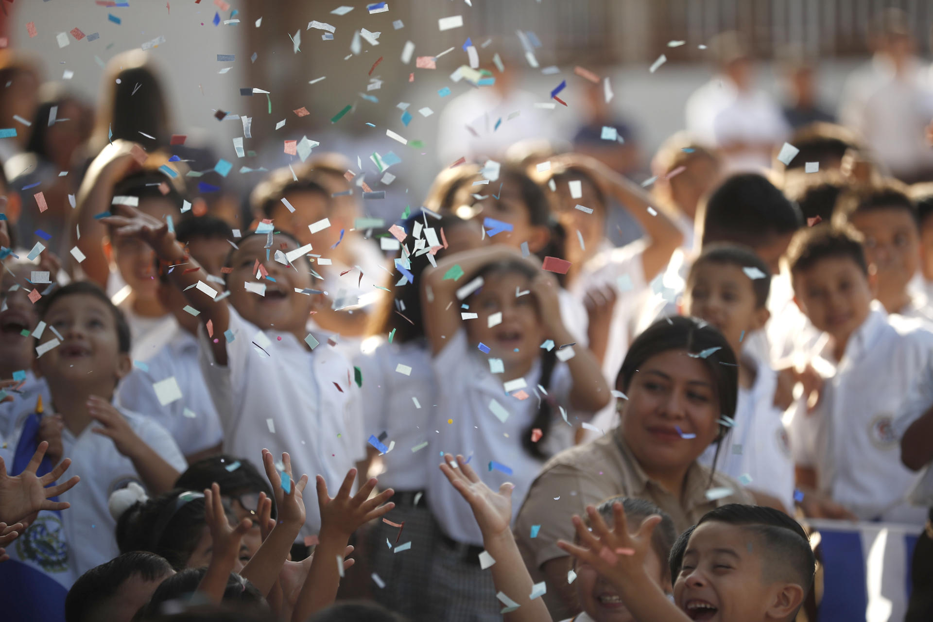 Estudiantes del Instituto Técnico de Exalumnos Salesianos asisten a un acto cívico este lunes, en San Salvador (El Salvador). EFE/Rodrigo Sura