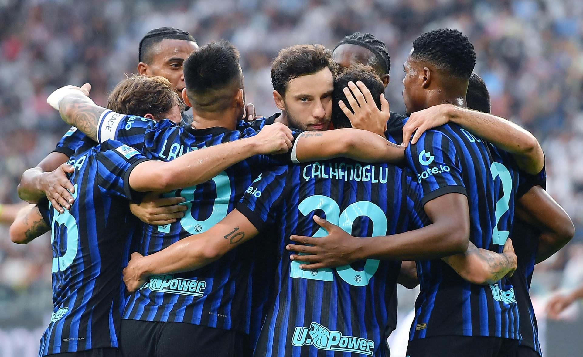 Los jugadores del Inter celebran uno de los goles de Hakan Calhanoglu durante el partido dela Serie A que han jugado Juventus FC e Inter FC en Turín, Italia. EFE/EPA/ALESSANDRO DI MARCO