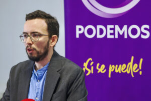 Miguel Ángel Llamas, coordinador de Podemos Castilla y León, explicará el contenido de la denuncia presentada ante la Fiscalía contra el Gobierno de Mañueco por su actuación en los incendios forestales de este verano. EFE/R. García