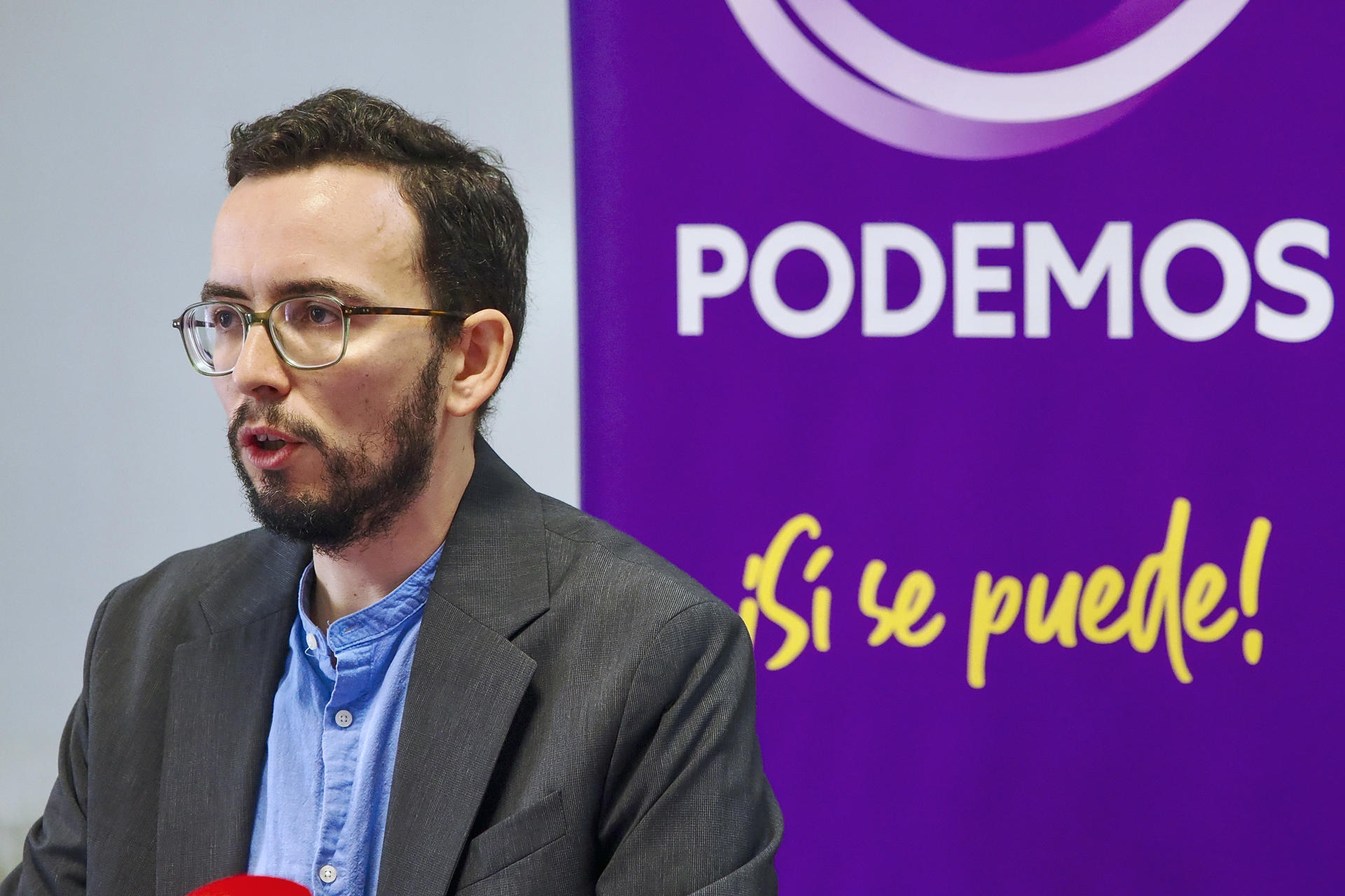 Miguel Ángel Llamas, coordinador de Podemos Castilla y León, explicará el contenido de la denuncia presentada ante la Fiscalía contra el Gobierno de Mañueco por su actuación en los incendios forestales de este verano. EFE/R. García