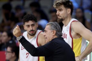 El seleccionador de España de baloncesto, Sergio Scariolo, da instrucciones a sus jugadores durante el partido contra Chipre de este domingo, correspondiente al grupo C del Eurobasket. EFE/ GEORGI LICOVSKI