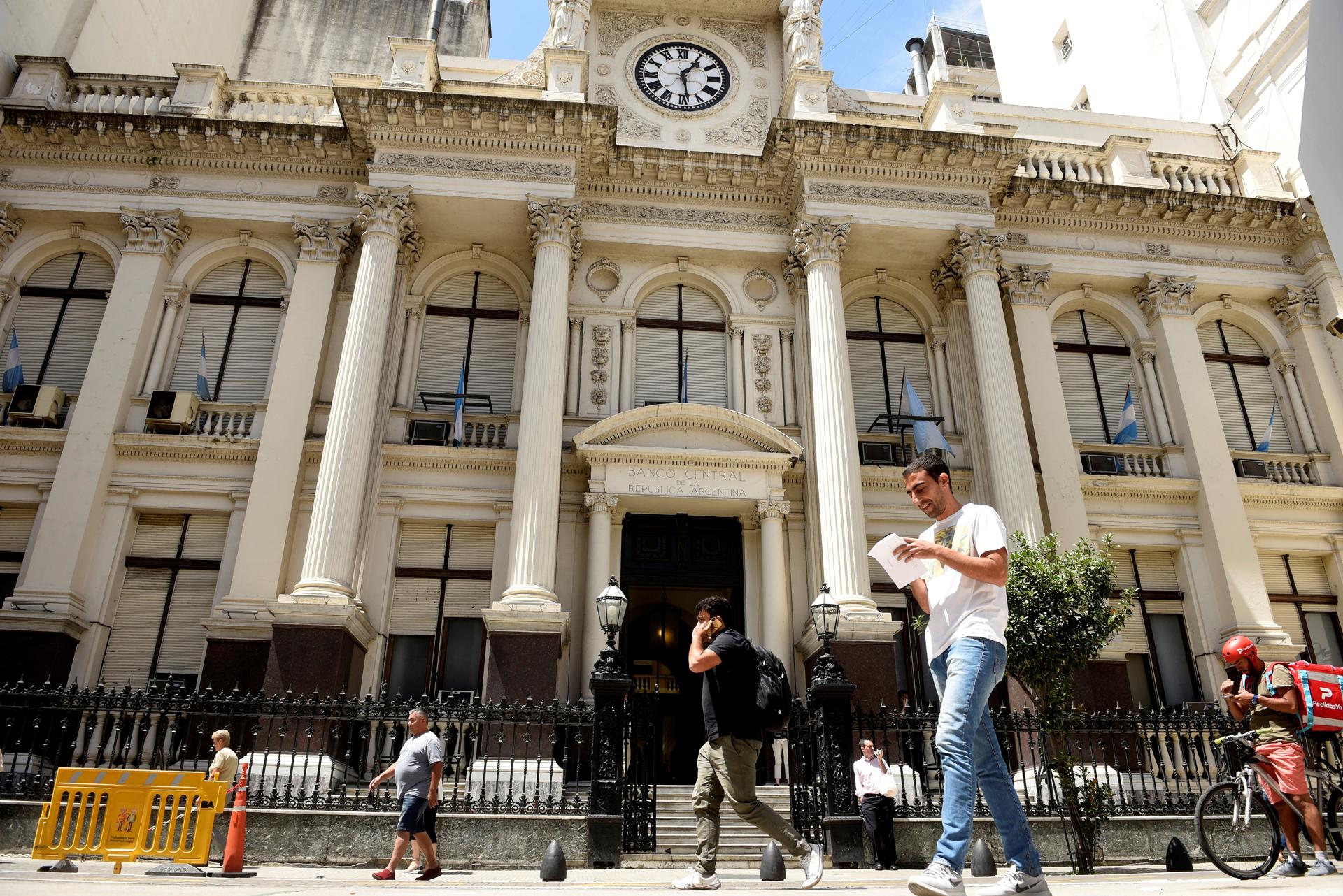 Fotografía de archivo de una vista general del frente de Banco Central de Argentina, en Buenos Aires. EFE/ Fabián Mattiazzi