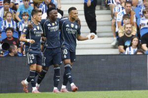 -El delantero francés del Real Madrid, Kylian Mbappé, celebra su gol contra la Real Sociedad durante el partido de la jornada 4 de La Liga EA Sports este sábado en el estadio Municipal de Anoeta en San Senastián.- EFE/ Javier Etxezarreta