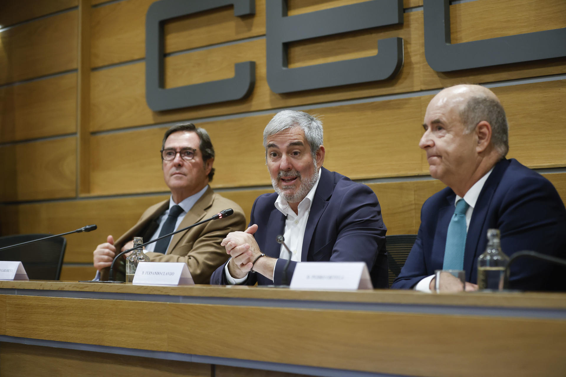 El presidente de Canarias, Fernando Clavijo (c), acompañado por el presidente de la CEOE, Antonio Garamendi (i), participa en el foro 'África: inversión en talento y desarrollo' celebrado en la sede de la CEOE, en Madrid, este jueves. EFE/ David Fernández
