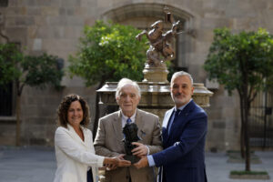 El presidente de la Academia de Cine, Fernando Méndez-Leite, junto al alcalde Barcelona, Jaume Collboni (d), y la consellera de Cultura de la Generalitat, Sònia Hernández (i), durante la presentación este viernes en Barcelona de la 40ª edición de la gala de los premios Goya que se celebrará el 28 de febrero en el Centro de Convenciones Internacional de Barcelona, en el Fòrum de la capital catalana. EFE/Alberto Estévez