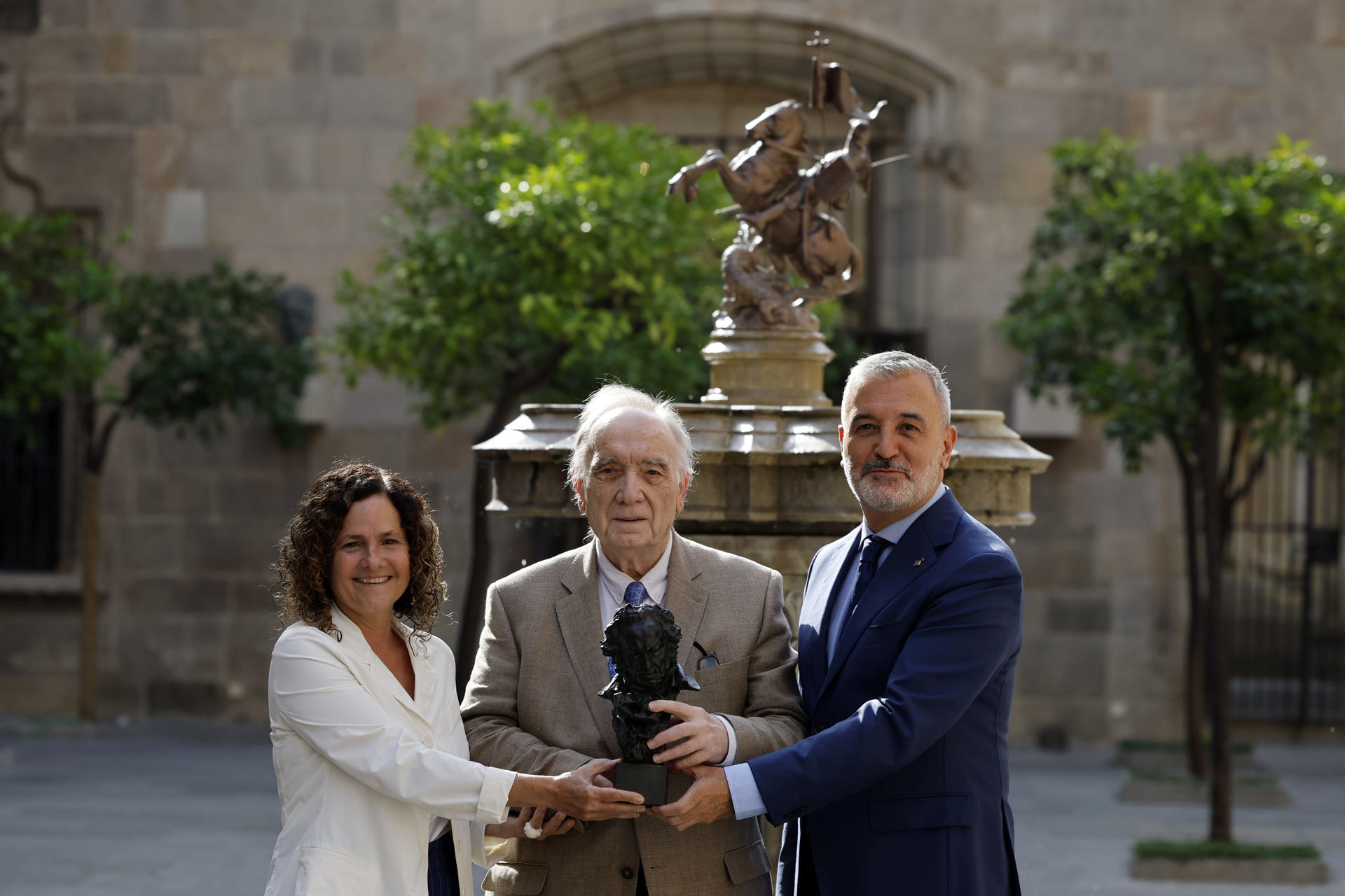 El presidente de la Academia de Cine, Fernando Méndez-Leite, junto al alcalde Barcelona, Jaume Collboni (d), y la consellera de Cultura de la Generalitat, Sònia Hernández (i), durante la presentación este viernes en Barcelona de la 40ª edición de la gala de los premios Goya que se celebrará el 28 de febrero en el Centro de Convenciones Internacional de Barcelona, en el Fòrum de la capital catalana. EFE/Alberto Estévez