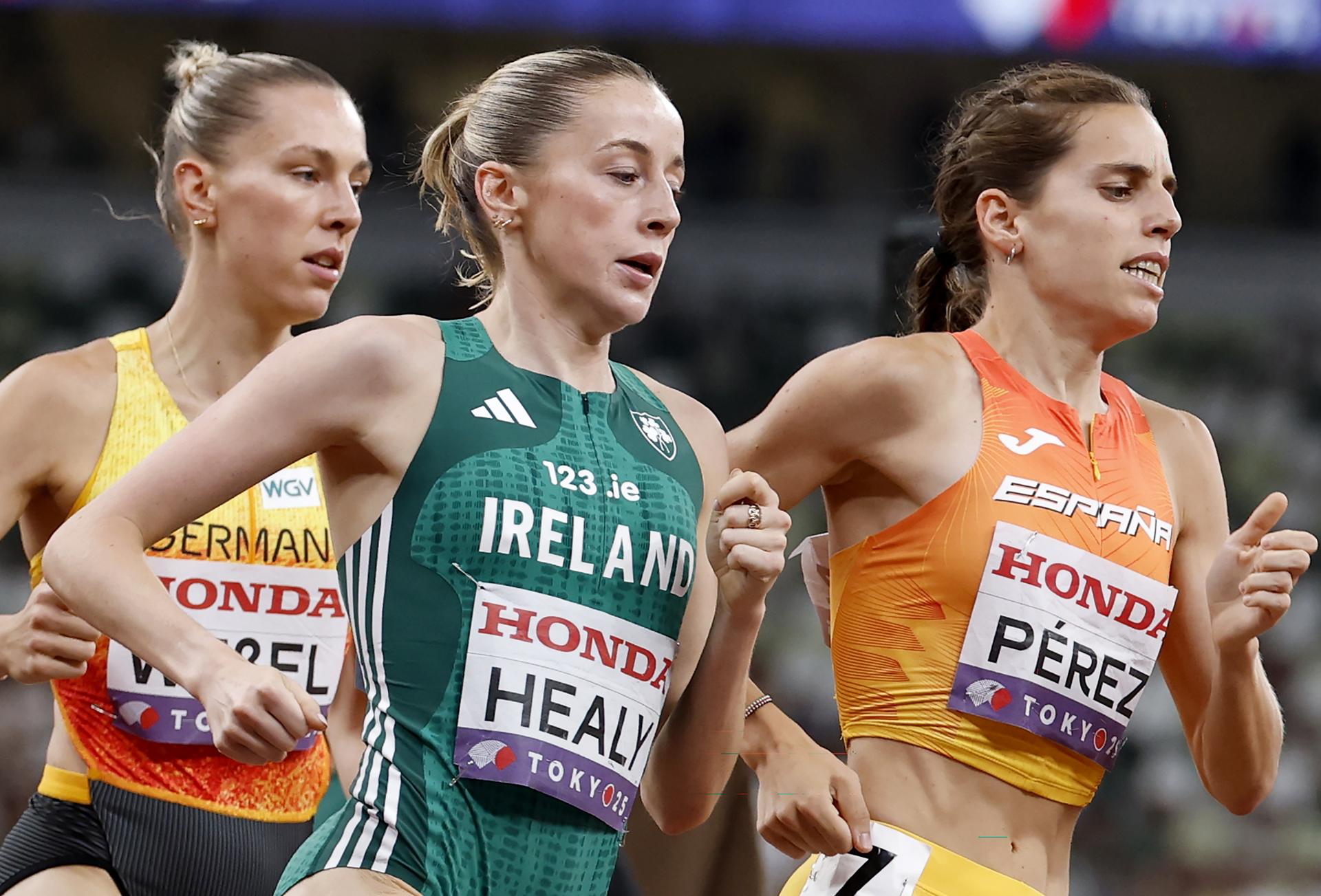 La atleta española Marta Perez (R) y la rlandesa Sarah Healy en la final de los 1500m en los Mundiales de Tokio 2025. EFE/EPA/FRANCK ROBICHON