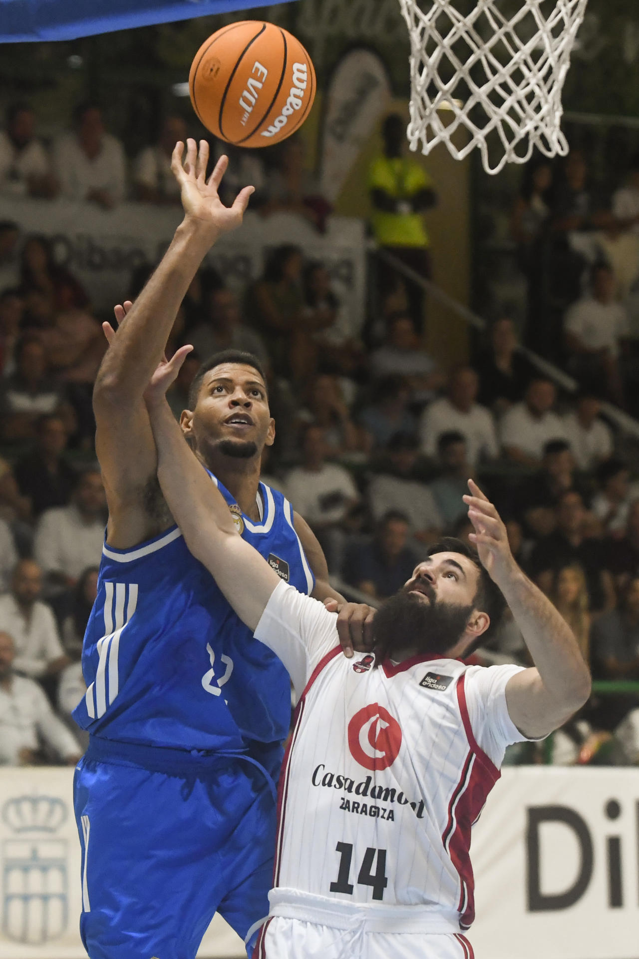 -Vista del partido amistoso del Real Madrid y el Casademont Zaragoza, que finalizó (94-64) a favor de los madrileños en la final del trofeo Segovia, disputado este sábado en la Ciudad Europea del Deporte en el pabellón Pedro Delgado.-EFE/ Pablo Martín
