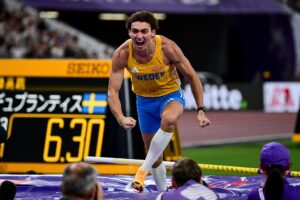 El sueco Armand Duplantis tras su tercer oro mundial al aire libre y su decimocuarto récord del mundo (6,30). EFE/EPA/Zsolt Czegledi HUNGARY OUT