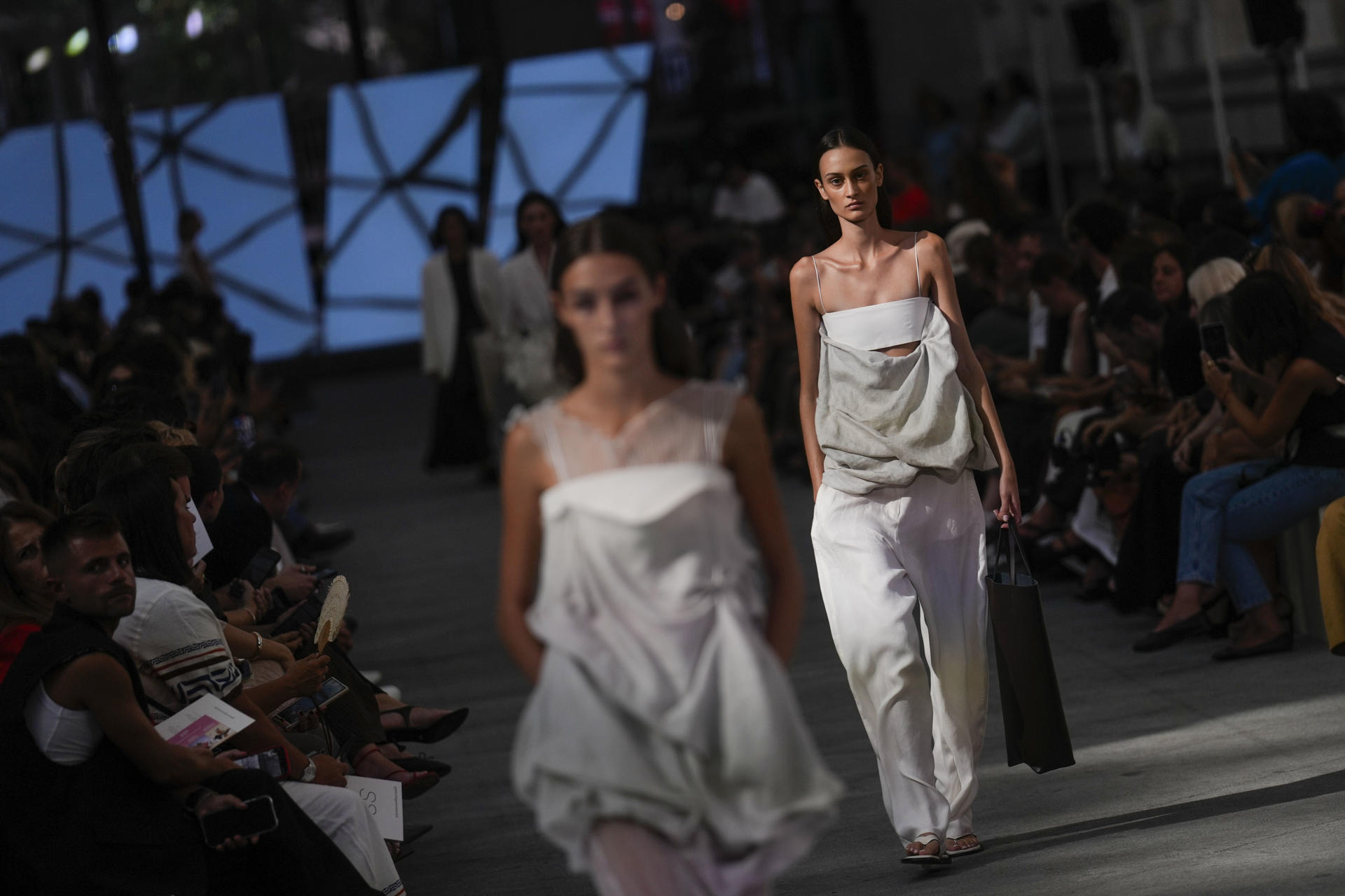 Desfile de la firma Adolfo Domínguez en el marco de la Mercedes-Benz Madrid Fashion Week, este miércoles, en la Galería de Cristal Palacio Cibeles, en Madrid. EFE/ Borja Sanchez-Trillo