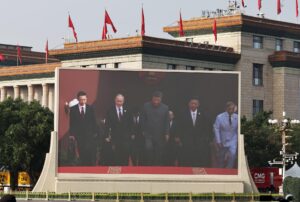 Una pantalla muestra al presidente chino, Xi Jinping (centro), al presidente ruso, Vladímir Putin (tercero por la izquierda), y al líder norcoreano, Kim Jong-un (tercero por la derecha), a su llegada al desfile militar en Pekín, China, el 3 de septiembre de 2025. EFE/EPA/ANDRES MARTINEZ CASARES