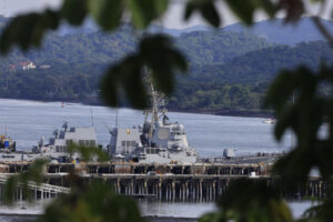 Vista general del destructor USS Stockdale (DDG-106) de la Marina de los Estados Unidos, atracado este domingo, 21 de septiembre, en el puerto de Balboa, en Ciudad de Panamá (Panamá). EFE/Bienvenido Velasco