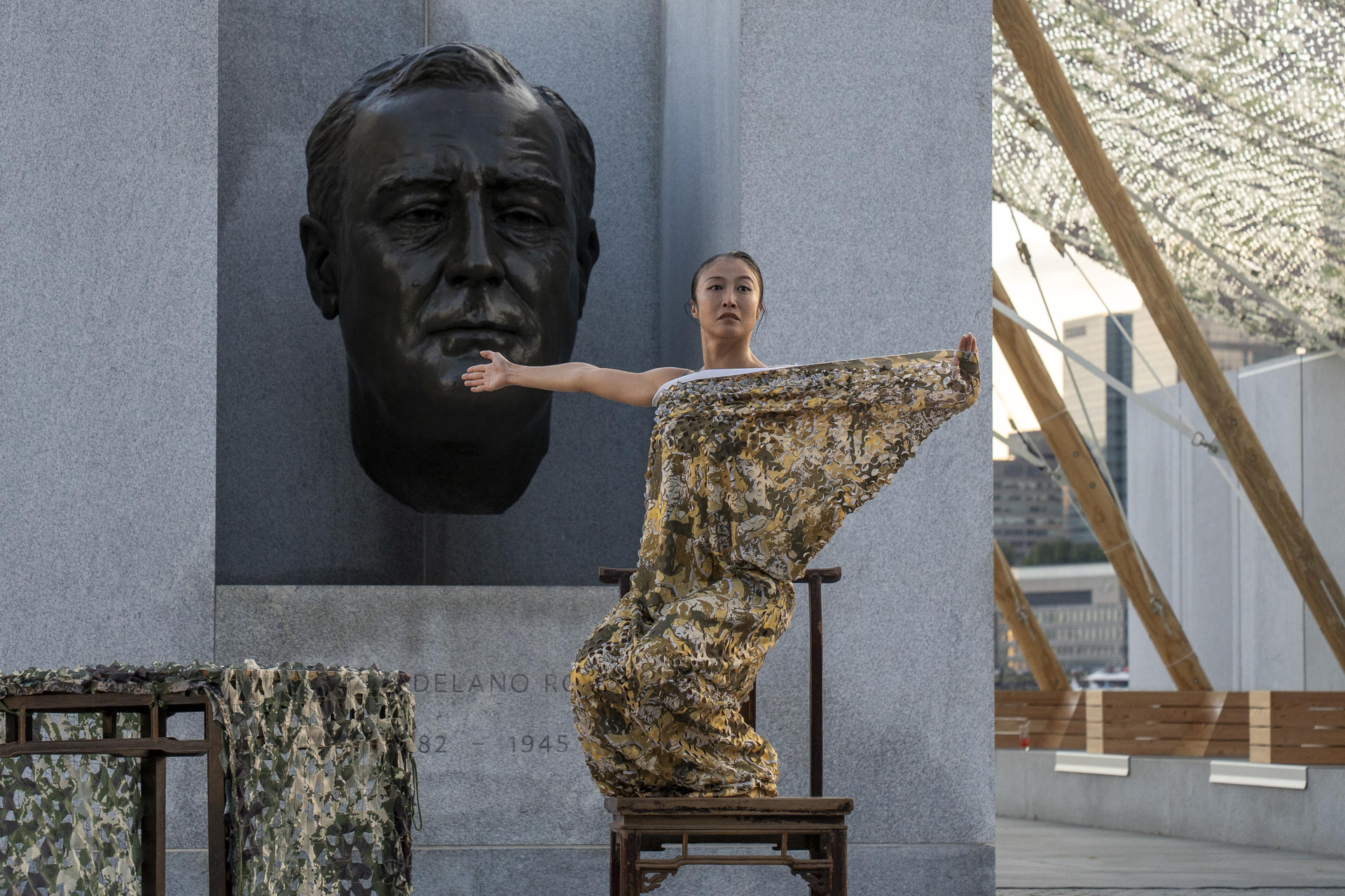 Una persona baila durante la presentación de una instalación artística del activista chino Ai Weiwei este martes, en Nueva York (Estados Unidos). EFE/ Ángel Colmenares