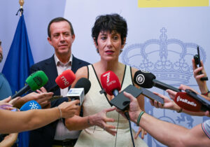 La ministra de Inclusión, Seguridad Social y Migraciones, Elma Saiz, atiende a la prensa antes de asistir a un encuentro con los responsables provinciales de la Seguridad Social y Extranjería, en la sede de la Subdelegación de Gobierno en Almería. EFE / Carlos Barba