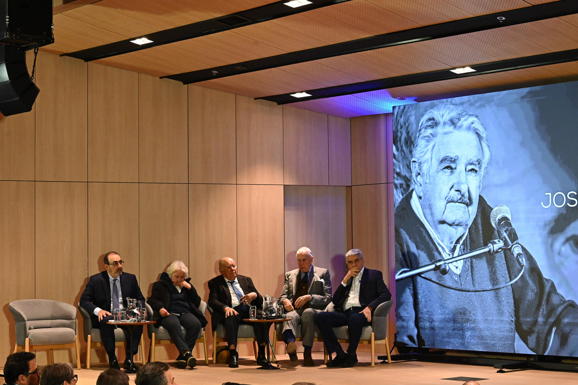 De izquierda a derecha, el presidente ejecutivo del CAF-Banco de Desarrollo de América Latina y el Caribe, Sergio Díaz-Granados, la exvicepresidenta y viuda del exmandatario de Uruguay José Mujica, Lucía Topolansky, el economista y político Enrique Iglesias, el político uruguayo Alberto Volonte y el Secretario General de la Confederación Sindical de trabajadores y trabajadoras de las Américas (CSA), Rafael Freire, asisten a un homenaje este martes, en Montevideo (Uruguay). EFE/ Federico Gutiérrez