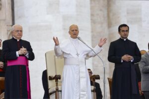 El papa León XIV (C) habla a los fieles durante su audiencia general semanal en la Plaza de San Pedro, en la Ciudad del Vaticano, el 10 de septiembre de 2025. EFE/EPA/FABIO FRUSTACI