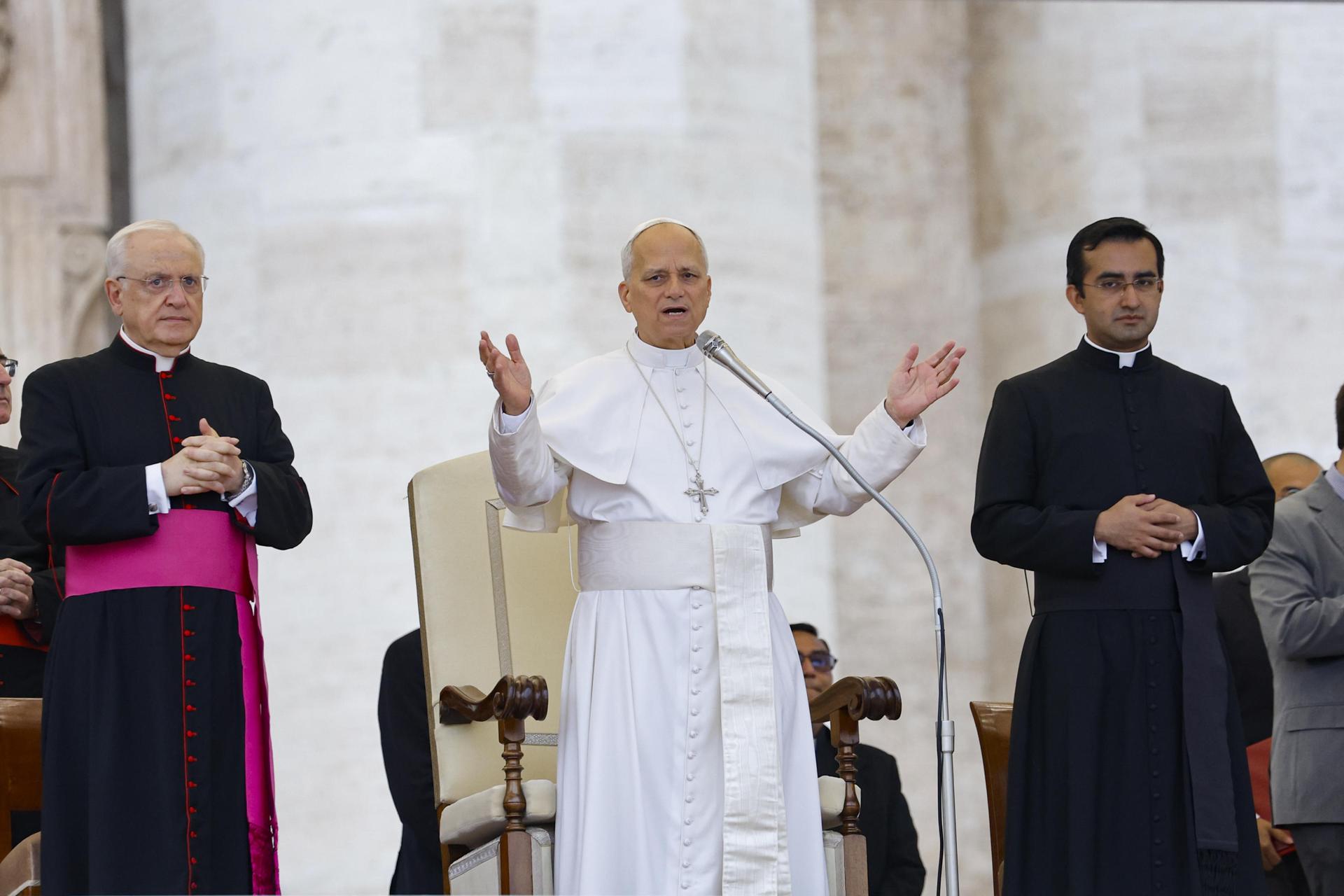 El papa León XIV (C) habla a los fieles durante su audiencia general semanal en la Plaza de San Pedro, en la Ciudad del Vaticano, el 10 de septiembre de 2025. EFE/EPA/FABIO FRUSTACI