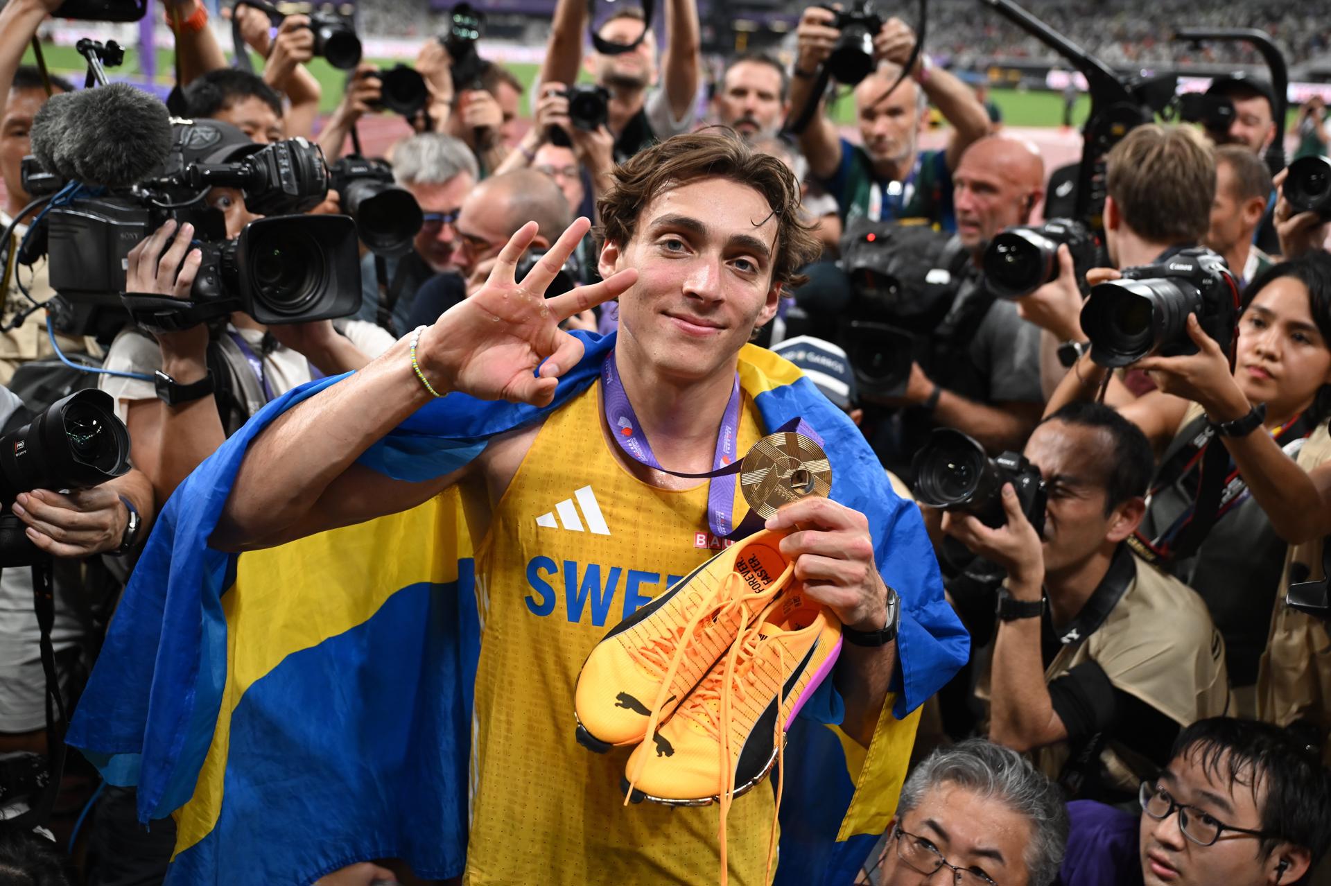 El sueco Armand Duplantis tras su récord mundial en salto con pértiga. EFE/EPA/Adam Warzawa POLAND OUT