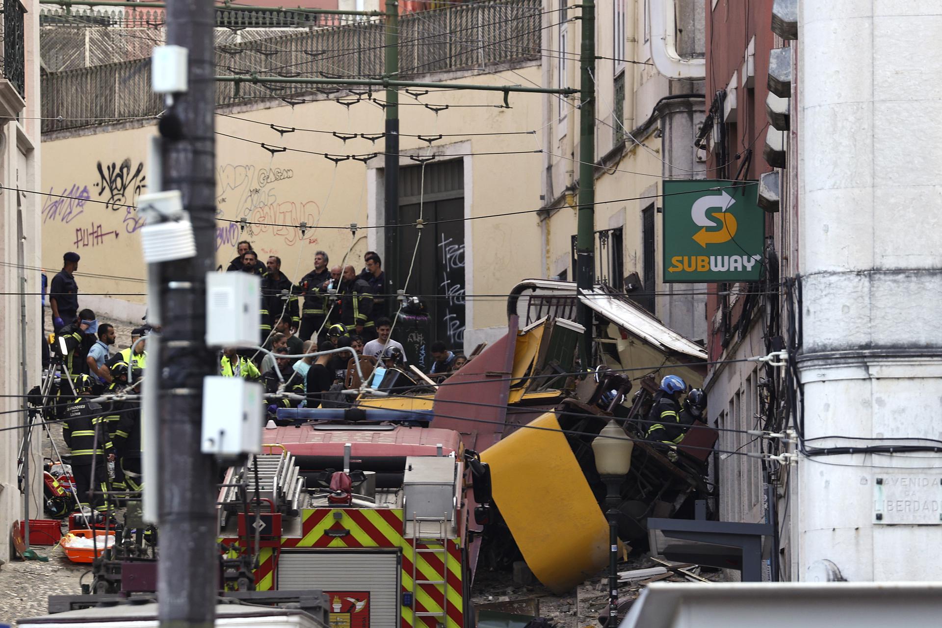 Lisbon (Portugal), 03/09/2025.- Al menos quince personas murieron y otras 18 resultaron heridas, de las que cinco se encuentran en estado grave, después de que el Ascensor de Gloria (Elevador de Glória), un conocido funicular turístico en el centro de Lisboa, descarrilara este miércoles, informaron las autoridades.
EFE/EPA/MIGUEL A. LOPES