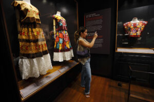 Una mujer observa objetos pertenecientes a la familia Kahlo durante el recorrido para medios en el 'Museo Casa Kahlo' este jueves, en Ciudad de México (México). EFE/ Sáshenka Gutiérrez