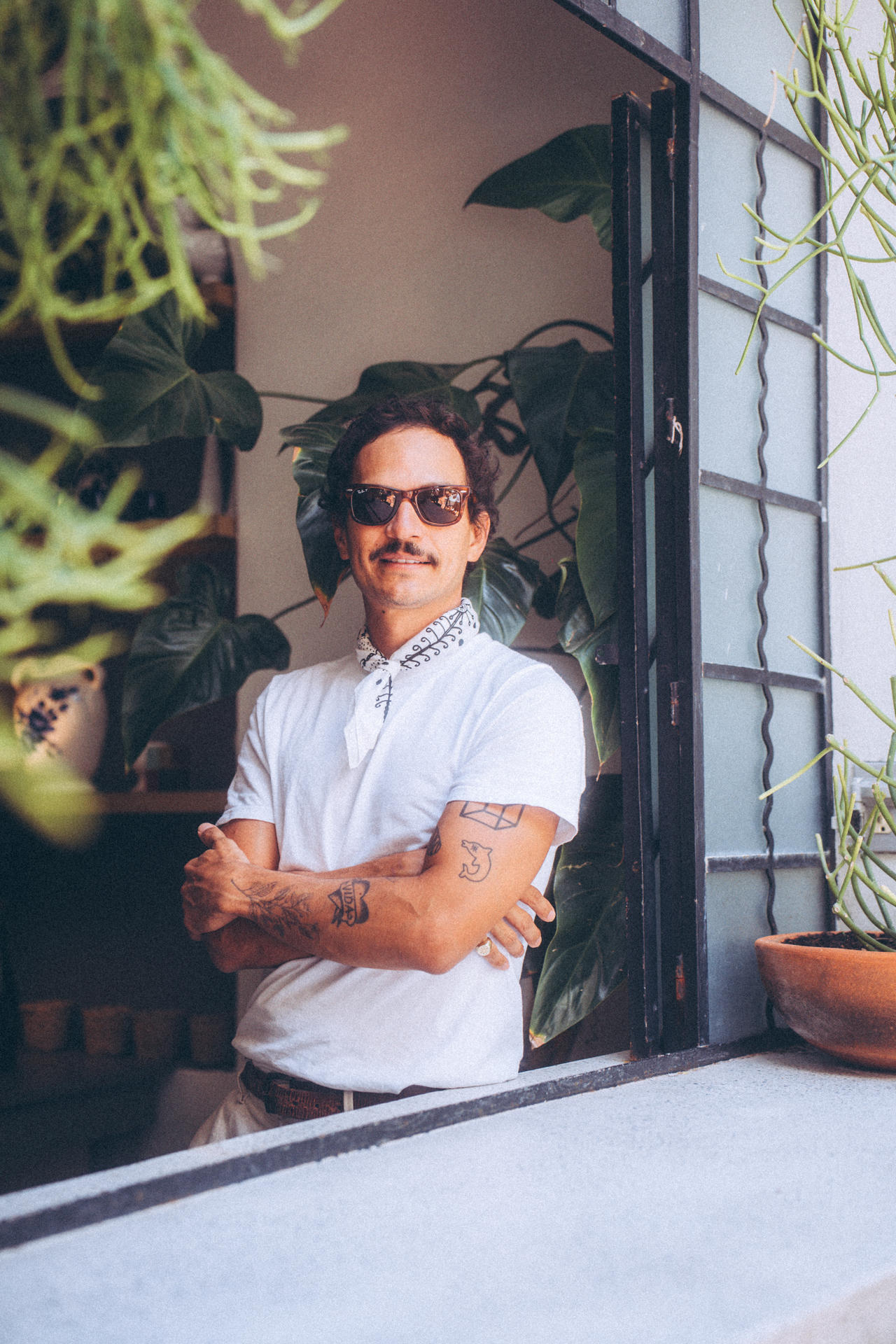 Posicionado en su México natal como "el músico de la felicidad y la plenitud", Caloncho recala a partir de este miércoles en Europa con su gira más ambiciosa, convencido de que con la música se puede "impactar positivamente" en la mentalidad colectiva y mejorar ámbitos como la salud mental o el medioambiente. EFE/Universal Music
