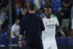 El delantero brasileño del Real Madrid Vinicius Jr. (d) saluda a su entrenador Xabi Alonso al finalizar el partido de la sexta jornada de LaLiga EA Sports que Levante UD y Real Madrid disputaron en el estadio Ciutat de Valencia. EFE/Biel Aliño