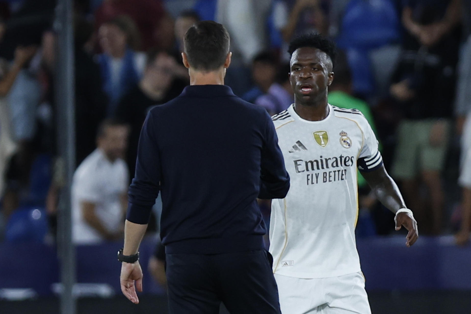 El delantero brasileño del Real Madrid Vinicius Jr. (d) saluda a su entrenador Xabi Alonso al finalizar el partido de la sexta jornada de LaLiga EA Sports que Levante UD y Real Madrid disputaron en el estadio Ciutat de Valencia. EFE/Biel Aliño