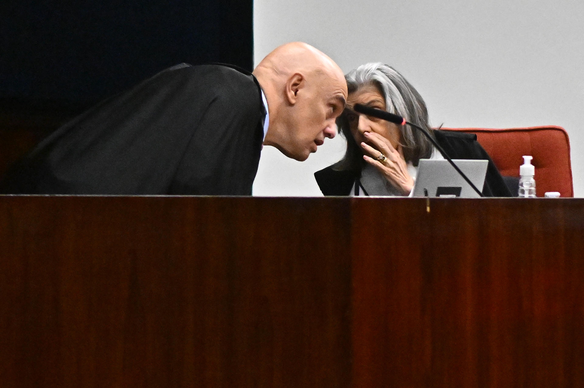El magistrado de la Suprema Corte de Brasil e instructor del juicio contra Jair Bolsonaro por supuesto intento de golpe de Estado, Alexandre de Moraes, al hablar este martes, 9 de septiembre, con la magistrada Cármen Lúcia, en la sede del Supremo Tribunal Federal en Brasilia (Brasil). EFE/Andre Borges