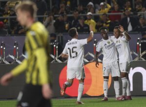 El delantero francés Kylian Mbappé (c) del Real Madrid celebra el 0-1 durante el partido de la UEFA Champions League que han jugado Kairat Almaty y Real Madrid, en Almaty, Kazajstán. EFE/EPA/MAXIM SHIPENKOV