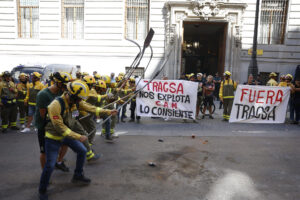 Los bomberos forestales de la Comunidad de Madrid, en huelga indefinida desde el 25 de agosto, se concentran frente al Ministerio de Hacienda para  denunciar la precariedad laboral que arrastran desde hace trece años y exigir la negociación de un convenio de empresa con Tragsa, la compañía estatal concesionaria de la extinción de incendios forestales en la región, en el que también quieren que se implique el Ejecutivo de Díaz Ayuso.-EFE/ Rodrigo Jiménez