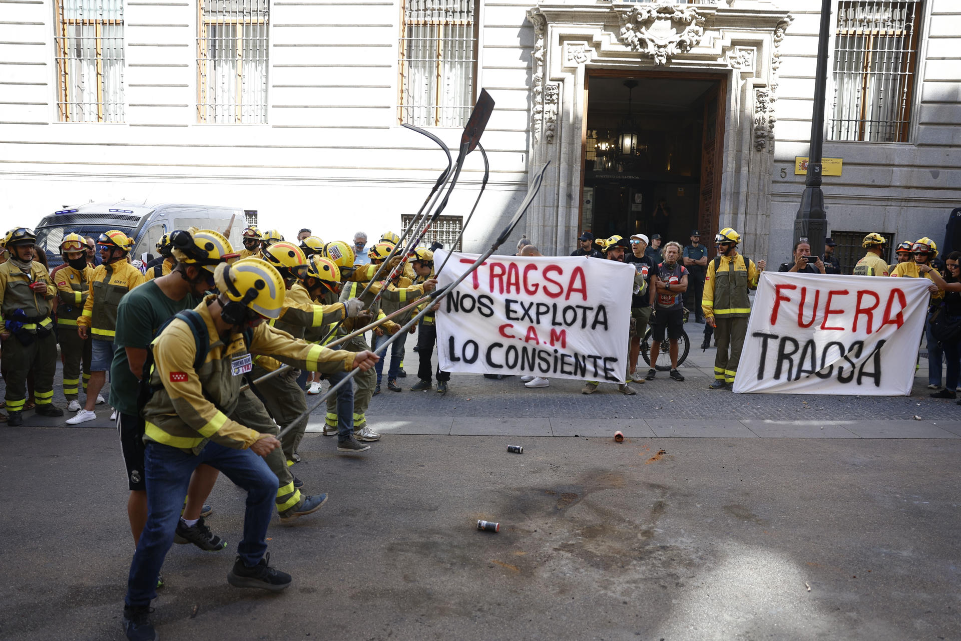 Los bomberos forestales de la Comunidad de Madrid, en huelga indefinida desde el 25 de agosto, se concentran frente al Ministerio de Hacienda para  denunciar la precariedad laboral que arrastran desde hace trece años y exigir la negociación de un convenio de empresa con Tragsa, la compañía estatal concesionaria de la extinción de incendios forestales en la región, en el que también quieren que se implique el Ejecutivo de Díaz Ayuso.-EFE/ Rodrigo Jiménez