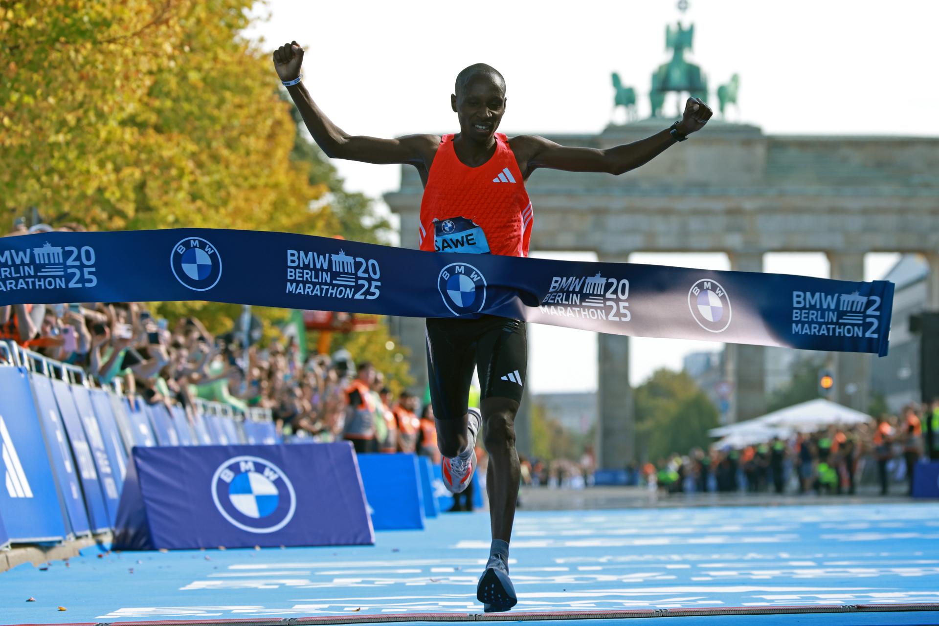 El atleta keniano Sabastian Sawe gana la carrera masculina de la 51ª Maratón de Berlín, Alemania. EFE/EPA/CLEMENS BILAN
