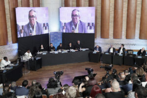 Fotografía del recinto con los asistentes que participan en la primera Audiencia Pública de Verificación del denominado 'Caso 01' realizada por la Jurisdicción Especial para la Paz (JEP), en Bogotá (Colombia). EFE/Carlos Ortega