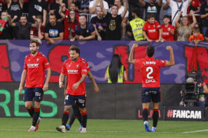 El delantero de Osasuna Iker Benito (d) celebra tras marcar el segundo gol ante el Rayo, durante el partido de la cuarta jornada de LaLiga contra el Rayo Vallecano. EFE/Villar López