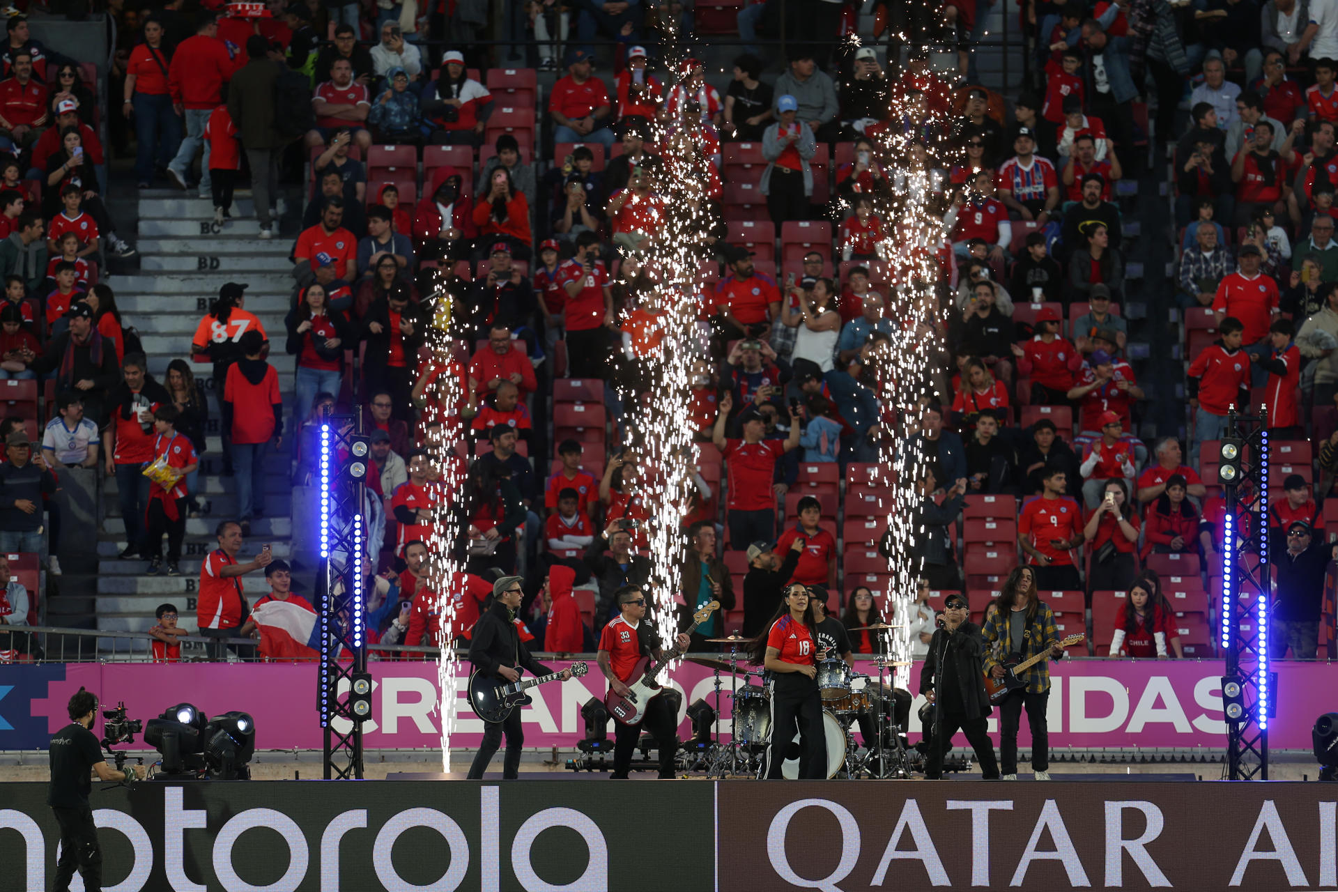 Integrantes de la banda Los Miserables junto a la cantante y futbolista chilena Cari Monteci participan en el evento de inauguración del Mundial Sub-20 en el estadio Nacional en Santiago. EFE/Ailen Díaz