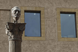 Busto del escritor, filósofo y pensador bilbaino Miguel de Unamuno, donde este lunes se ha homenajeado en su Día Institucional. EFE/Luis Tejido