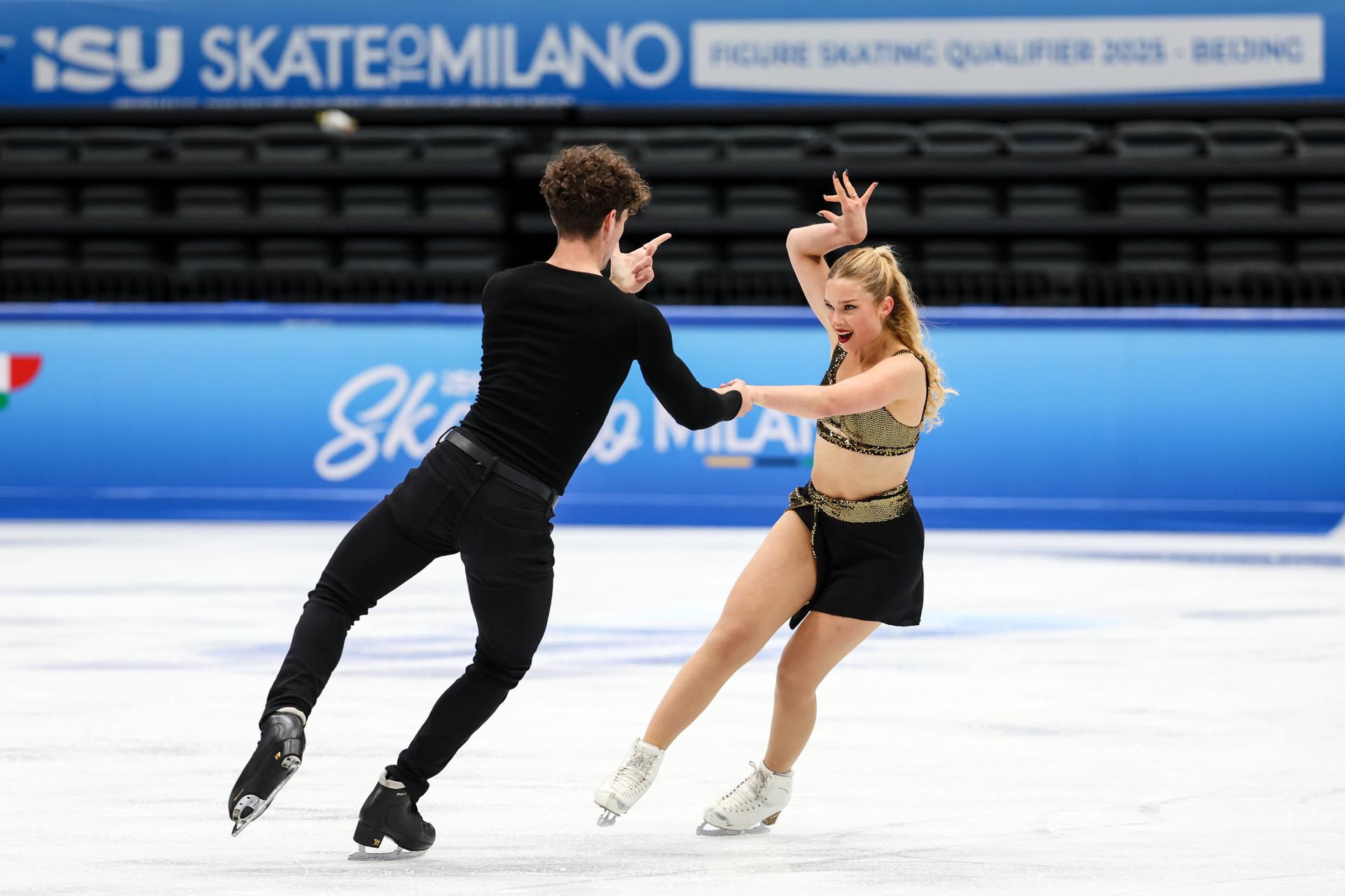 La pareja formada por los españoles Sofía Val y Asaf Kazimov durante un entrenamiento este jueves. EFE/EPA/WU HAO
