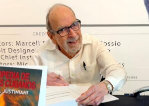 El médico y escritor cubano Federico R. Justiniani fue captado el pasado 17 de septiembre al firmar un ejemplar de su libro 'Enciclopedia de cantantes cubanos: fuente inagotable de orgullo patrio', durante su presentación, en el Museo Americano de la Diáspora Cubana, en Miami (FL, EE.UU.). EFE/Blanca Escriche